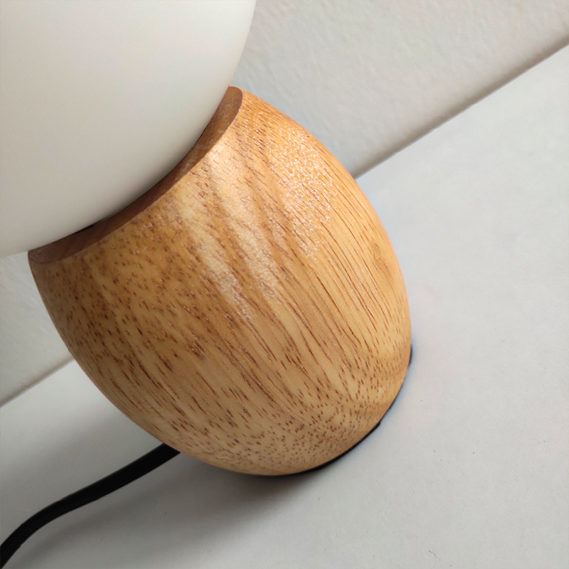 Lámpara de mesita de noche Lenela con esfera de cristal en un dormitorio nórdico – imagen 6