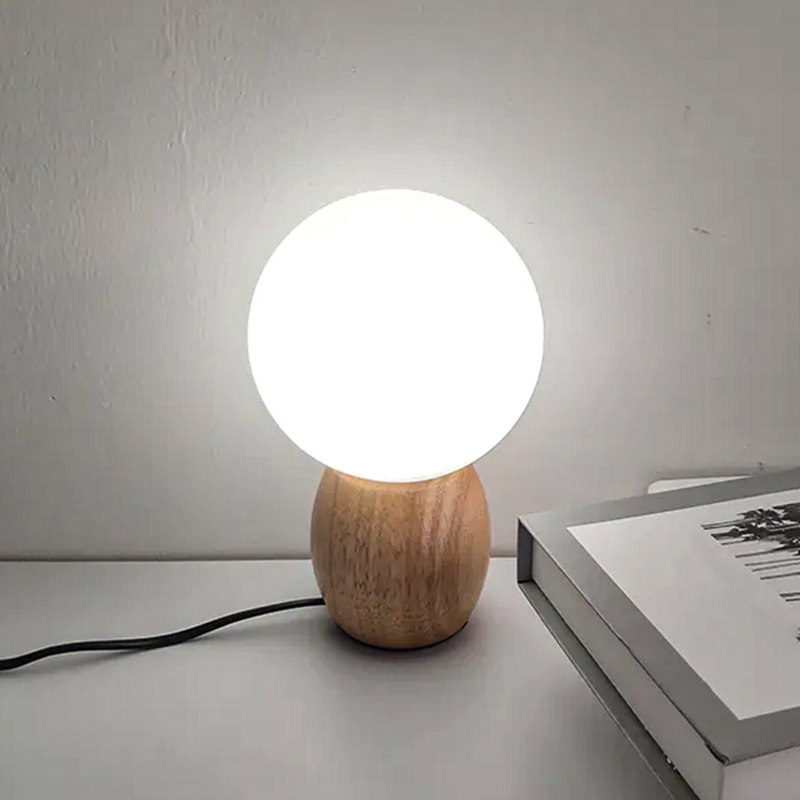 Lámpara de mesita de noche Lenela con esfera de cristal en un dormitorio nórdico – imagen 3