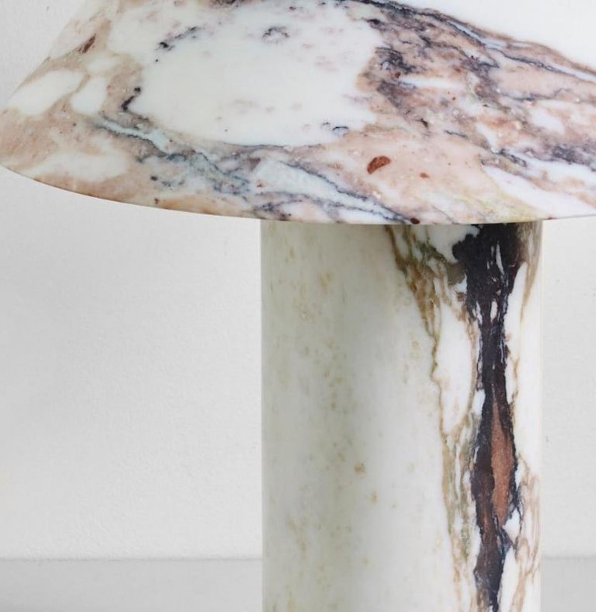 Lámpara de mesa de mármol Setona – detalle de las vetas de la pantalla y la columna