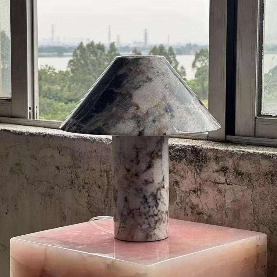 Lámpara de mesa de mármol Setona – mármol violeta oscuro junto a una ventana