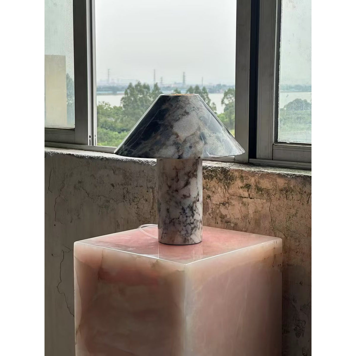 Lámpara de mesa de mármol Setona – sobre un pedestal junto a la ventana