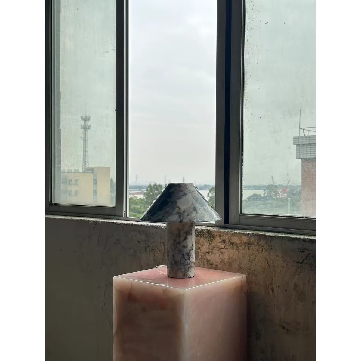 Lámpara de mesa de mármol Setona – sobre un pedestal de piedra rosa