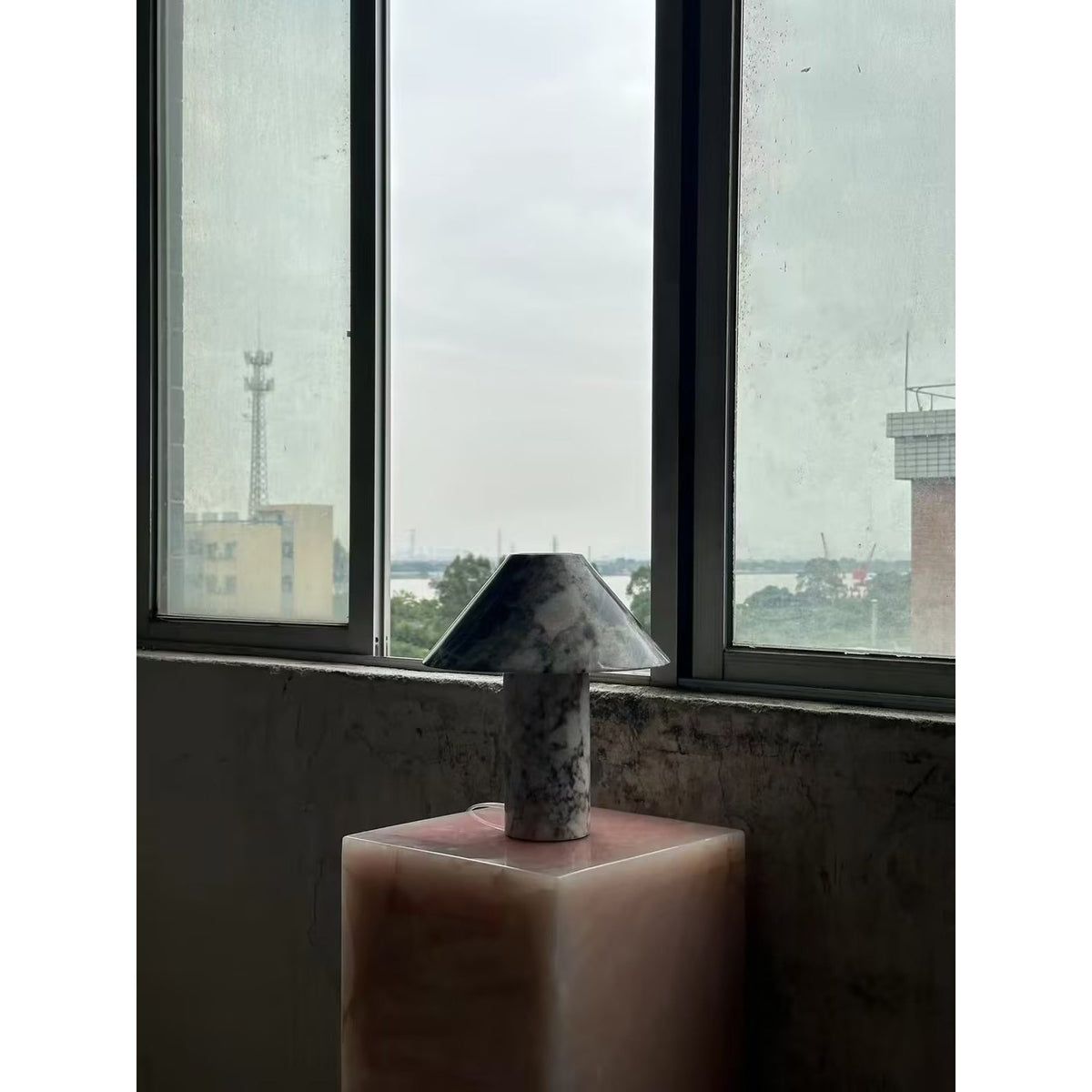 Lámpara de mesa de mármol Setona – vista lejana sobre un pedestal