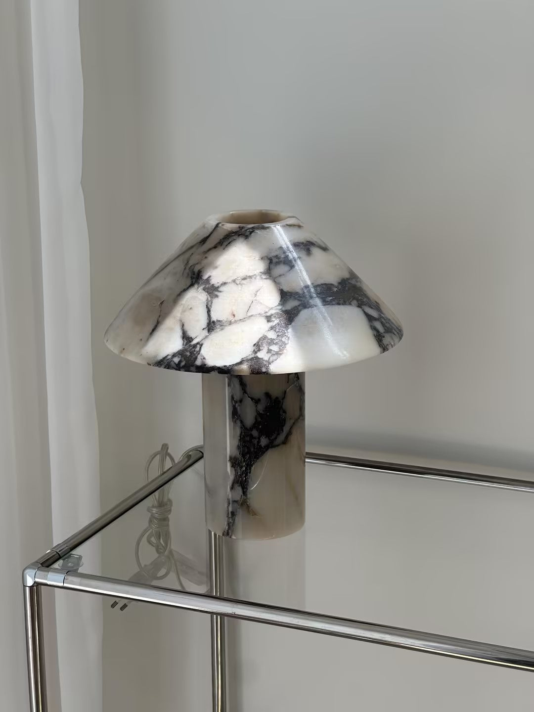 Lámpara de mesa de mármol Setona – sobre una mesa de cristal