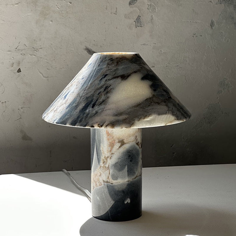 Lámpara de mesa de mármol Setona – sobre fondo gris oscuro
