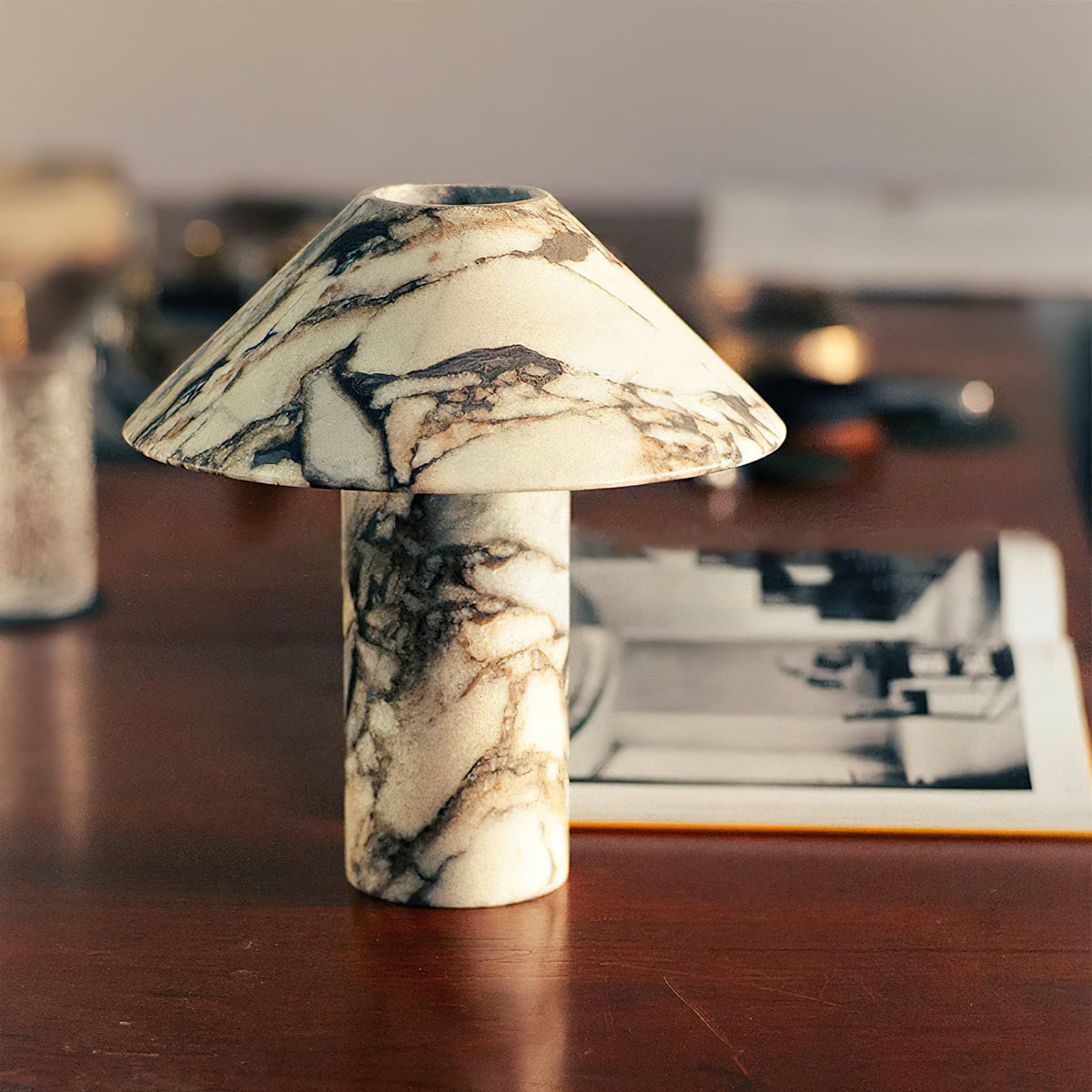 Lámpara de mesa de mármol Setona – sobre un escritorio de madera