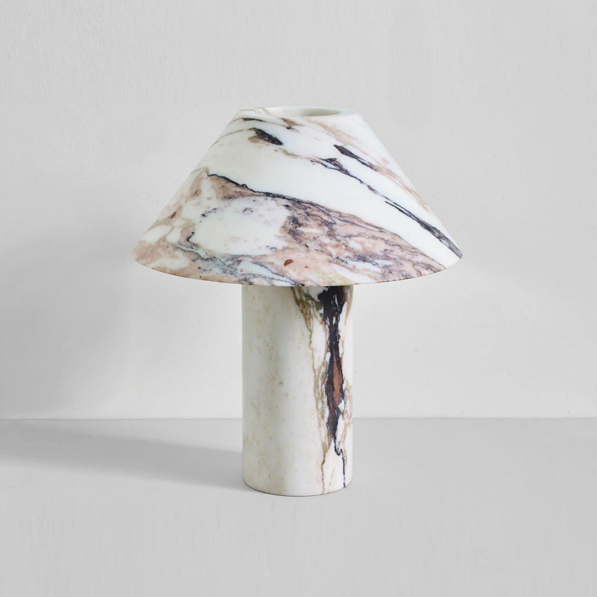 Lámpara de mesa de mármol Setona – encendida sobre fondo claro