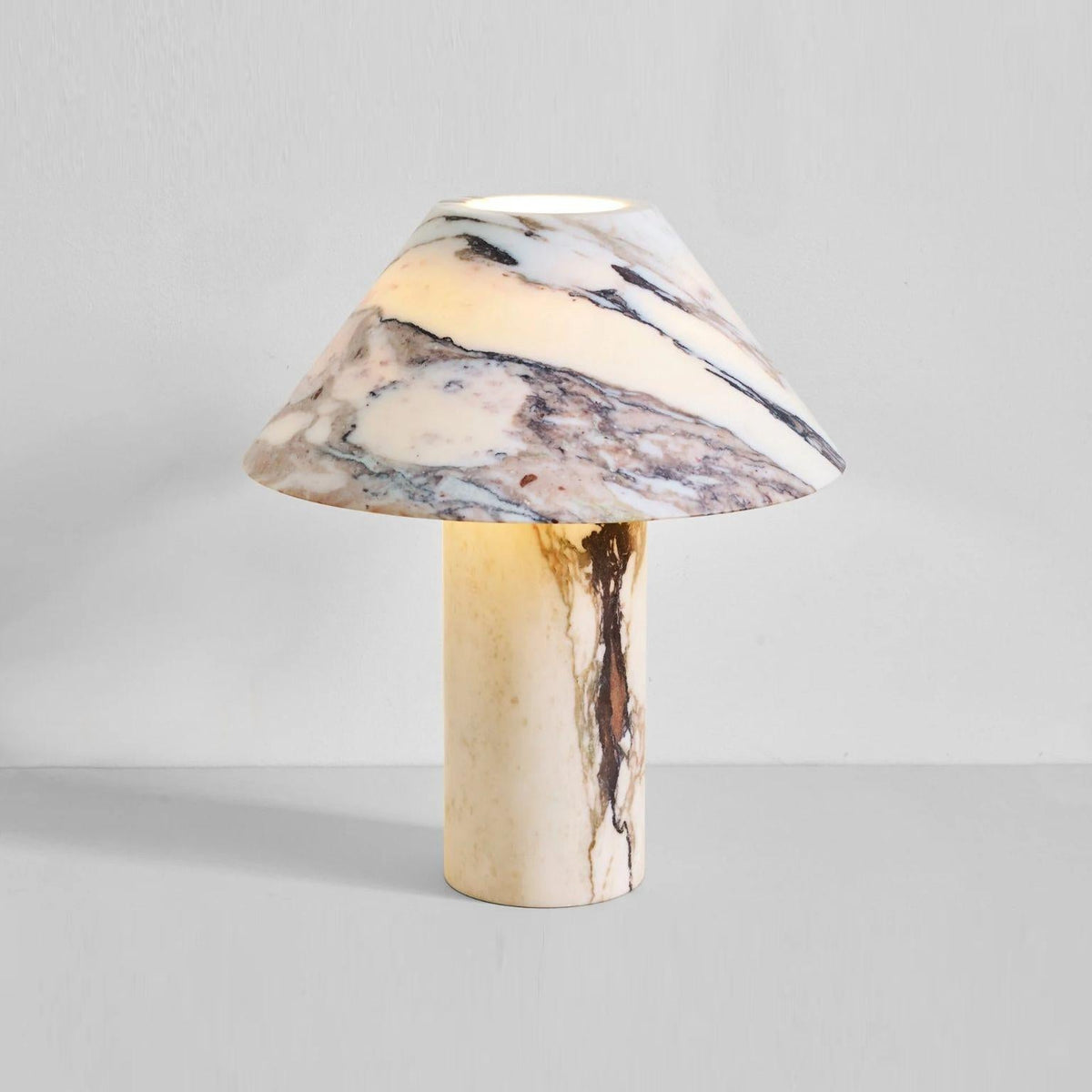 Lámpara de mesa de mármol Setona – encendida con luz cálida a través del mármol