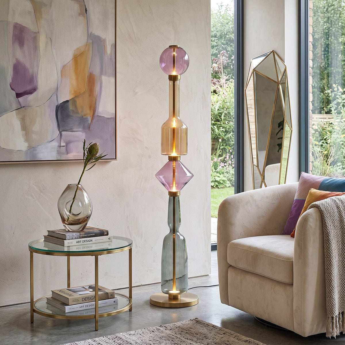 Lámpara de pie de cristal soplado Vidarela en un salón elegante – imagen 6