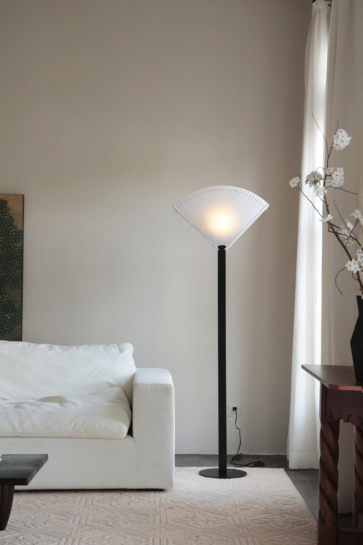 Lámpara de pie abanico plisado Ventalia en un salón sereno – imagen 9