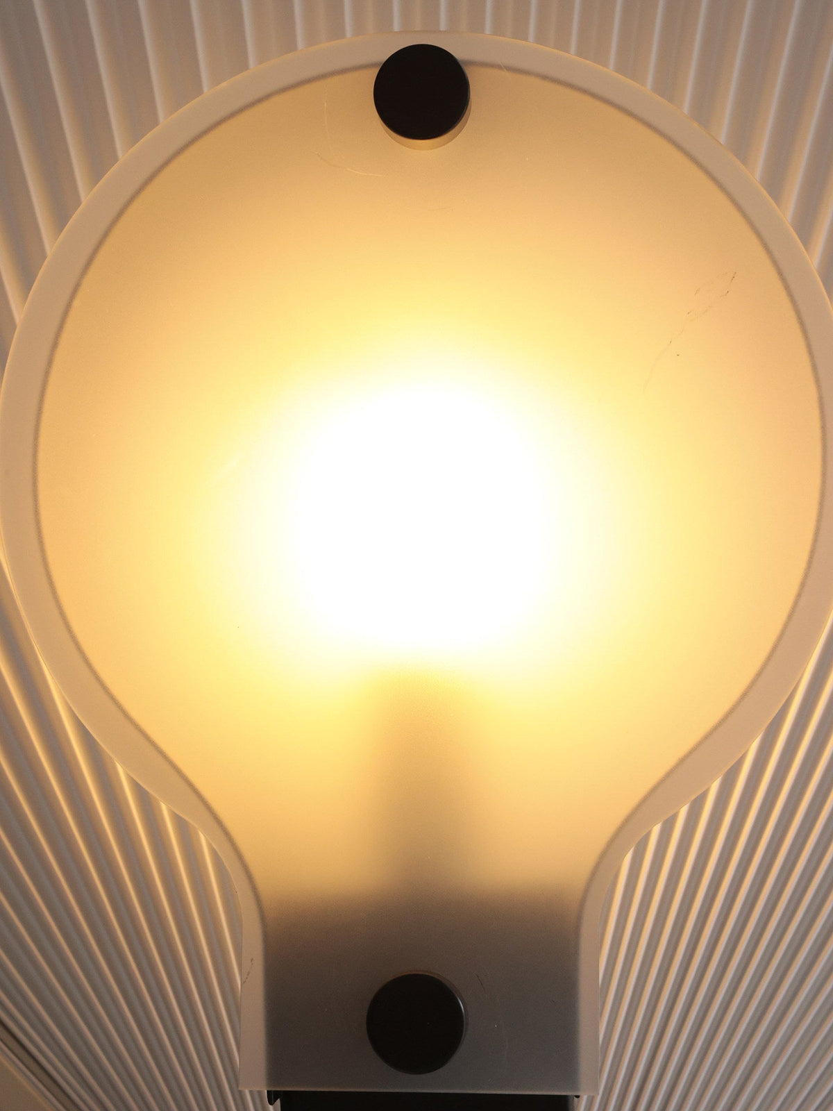 Lámpara de pie abanico plisado Ventalia – detalle de la luz a través del plisado