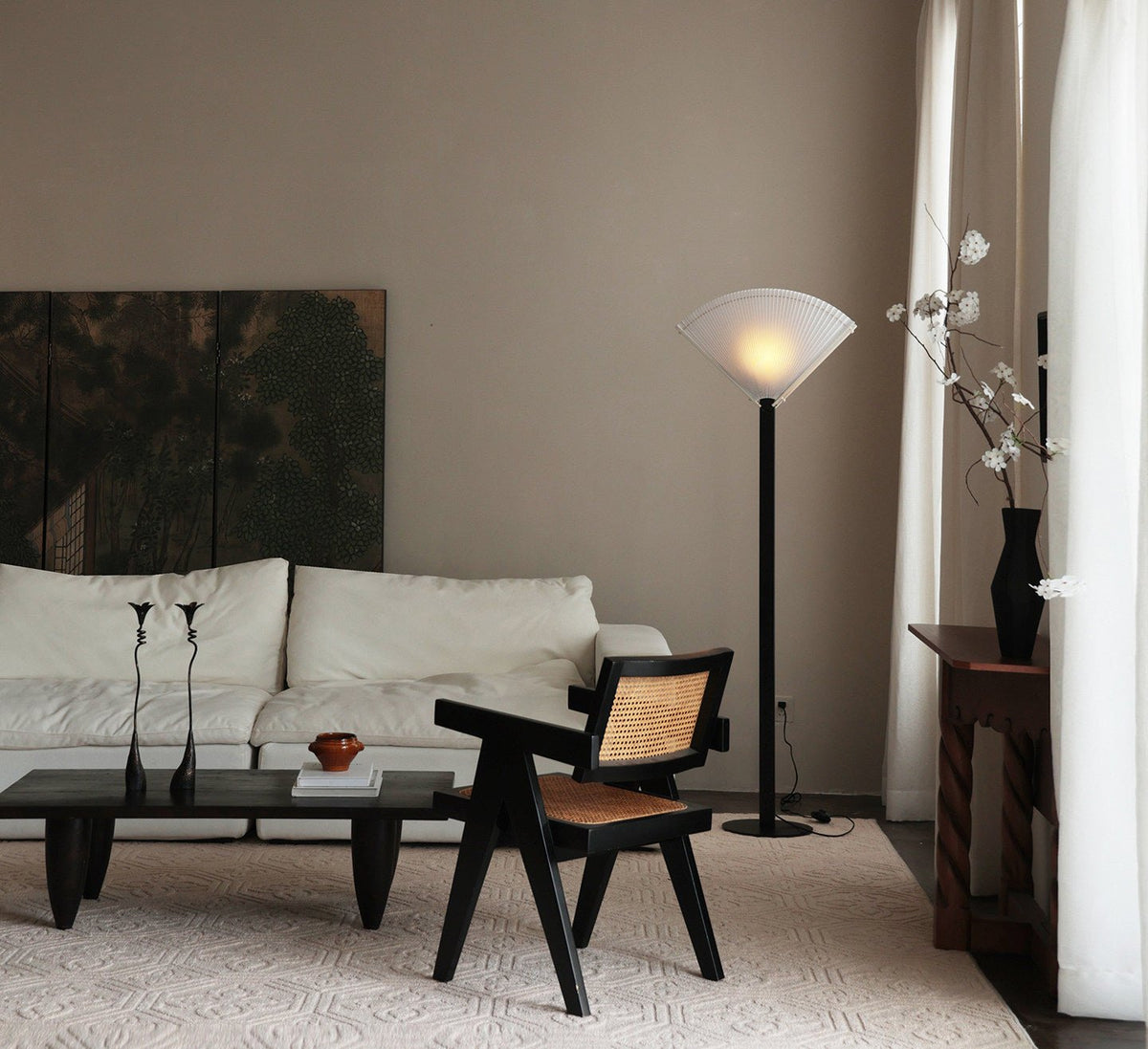 Lámpara de pie abanico plisado Ventalia en un salón sereno – imagen 7
