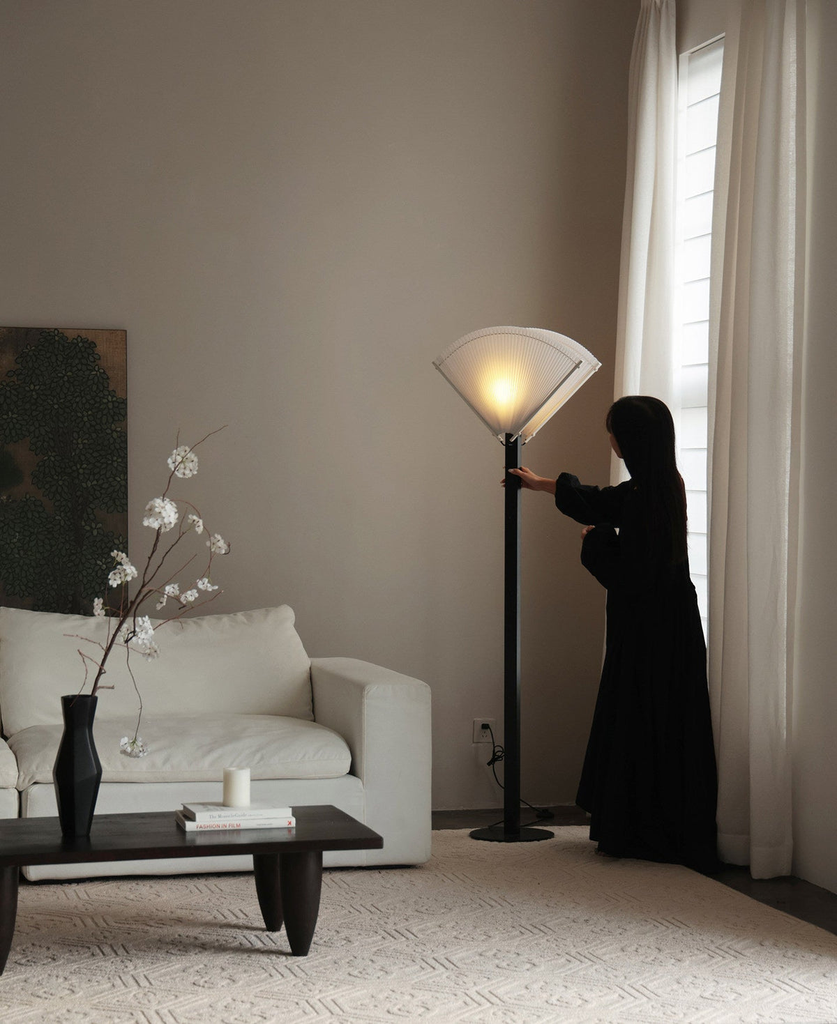 Lámpara de pie abanico plisado Ventalia en un salón sereno – imagen 12