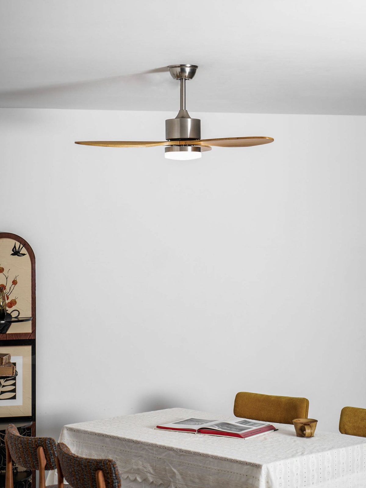 Ventilador de techo con luz Estelia en un salón moderno – imagen 9