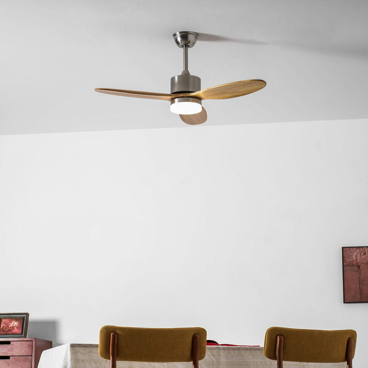 Ventilador de techo con luz Estelia en un salón moderno – imagen 6