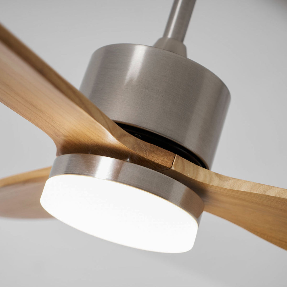 Ventilador de techo con luz Estelia en un salón moderno – imagen 19