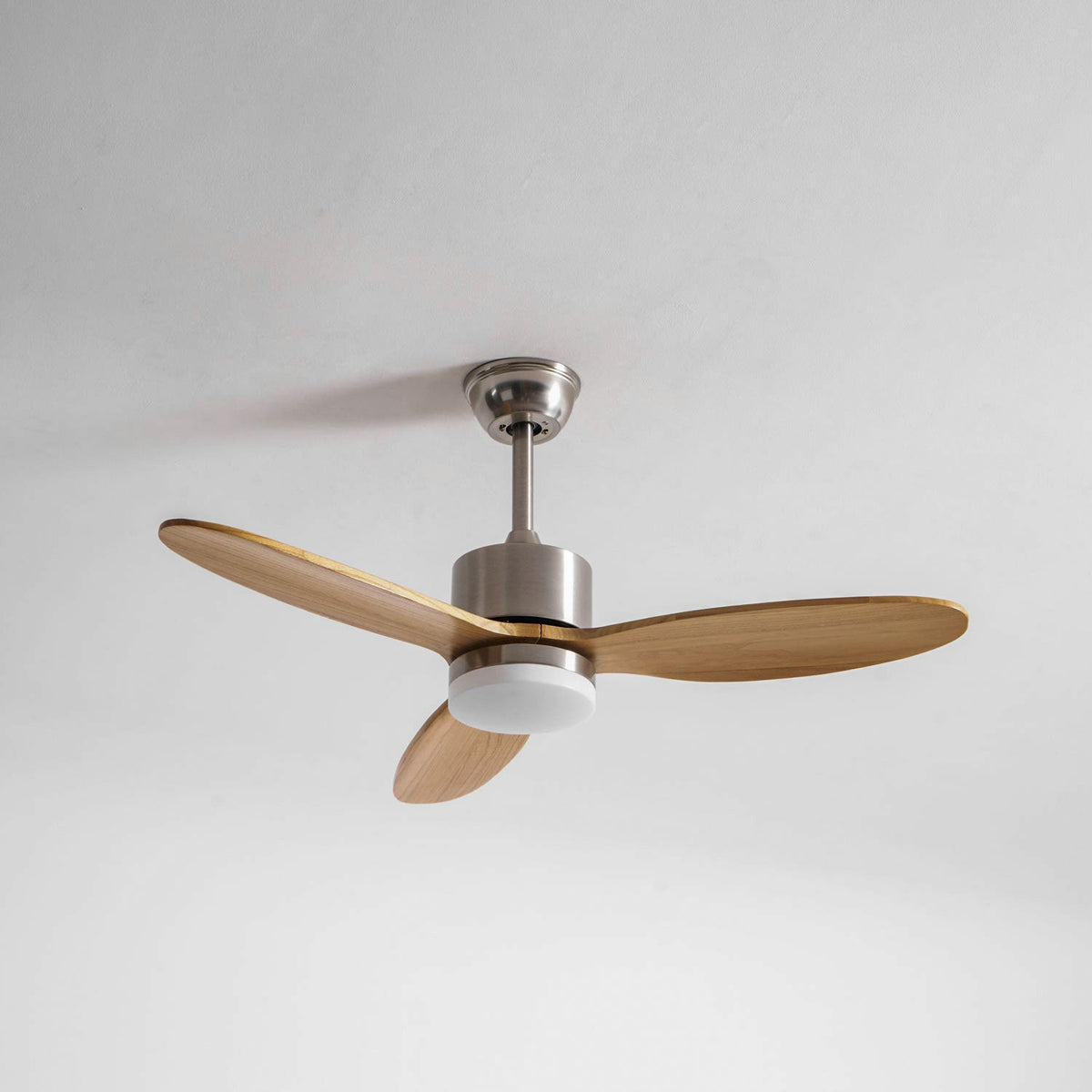 Ventilador de techo con luz Estelia en un salón moderno – imagen 15