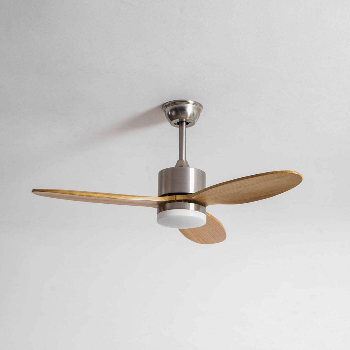 Ventilador de techo con luz Estelia en un salón moderno – imagen 16