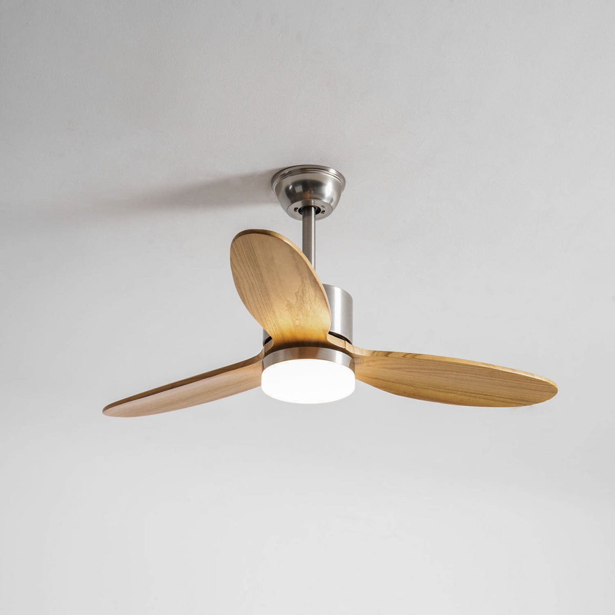 Ventilador de techo con luz Estelia en un salón moderno – imagen 17