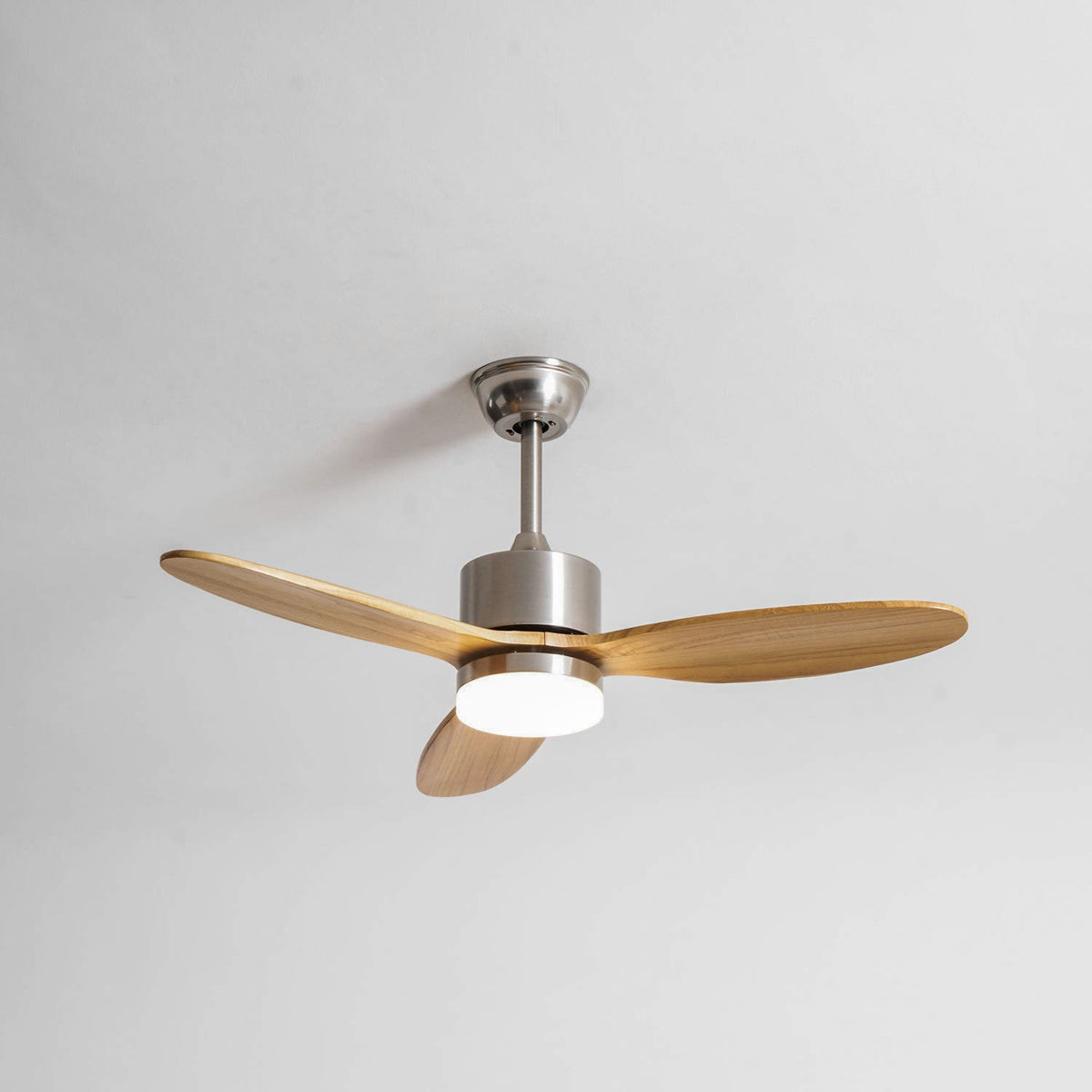 Ventilador de techo con luz Estelia en un salón moderno – imagen 18