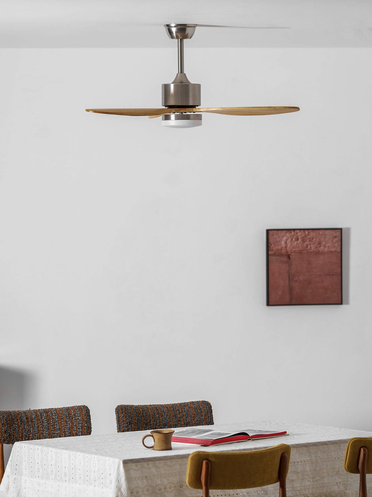 Ventilador de techo con luz Estelia en un salón moderno – imagen 12
