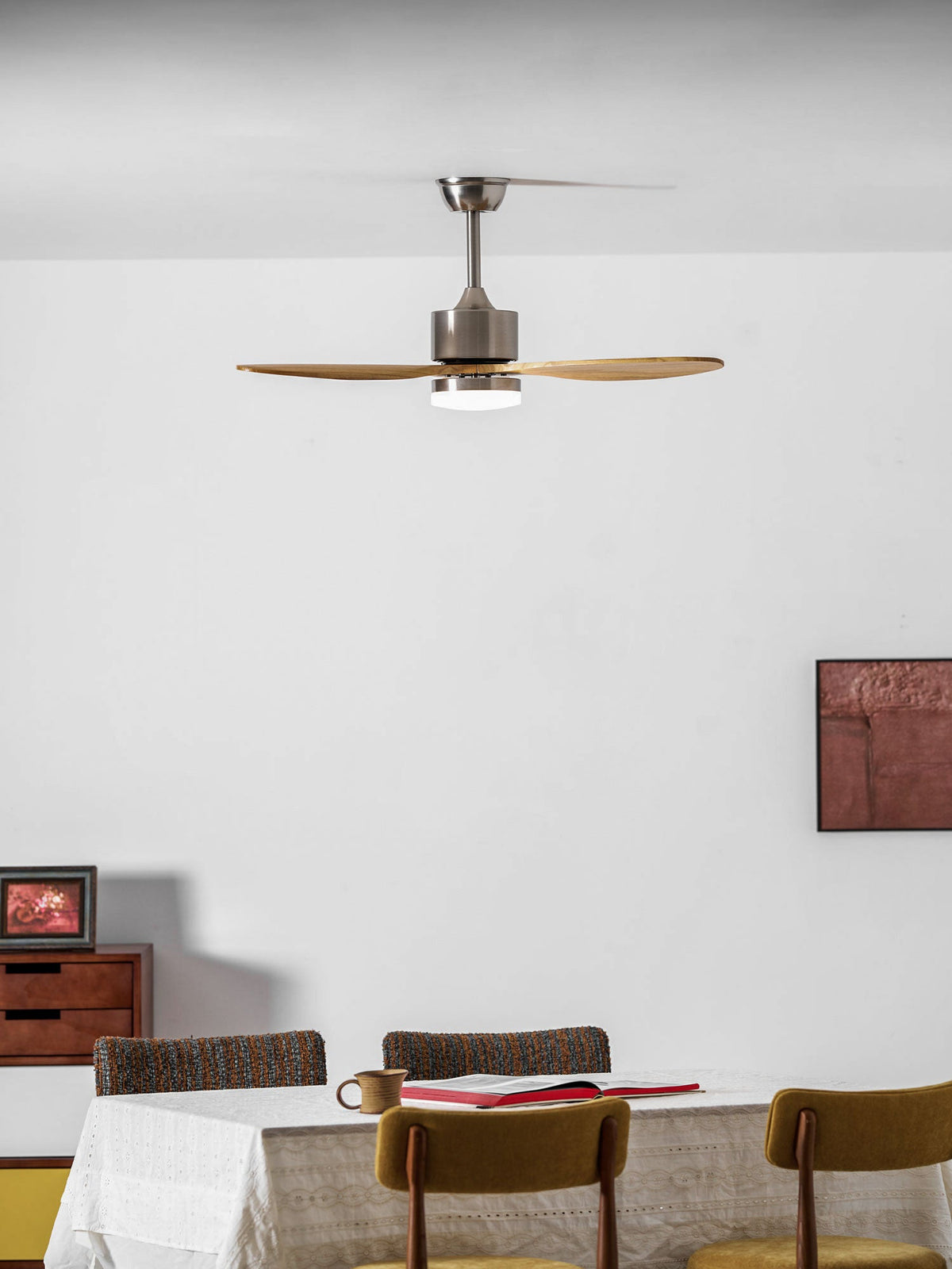 Ventilador de techo con luz Estelia en un salón moderno – imagen 8