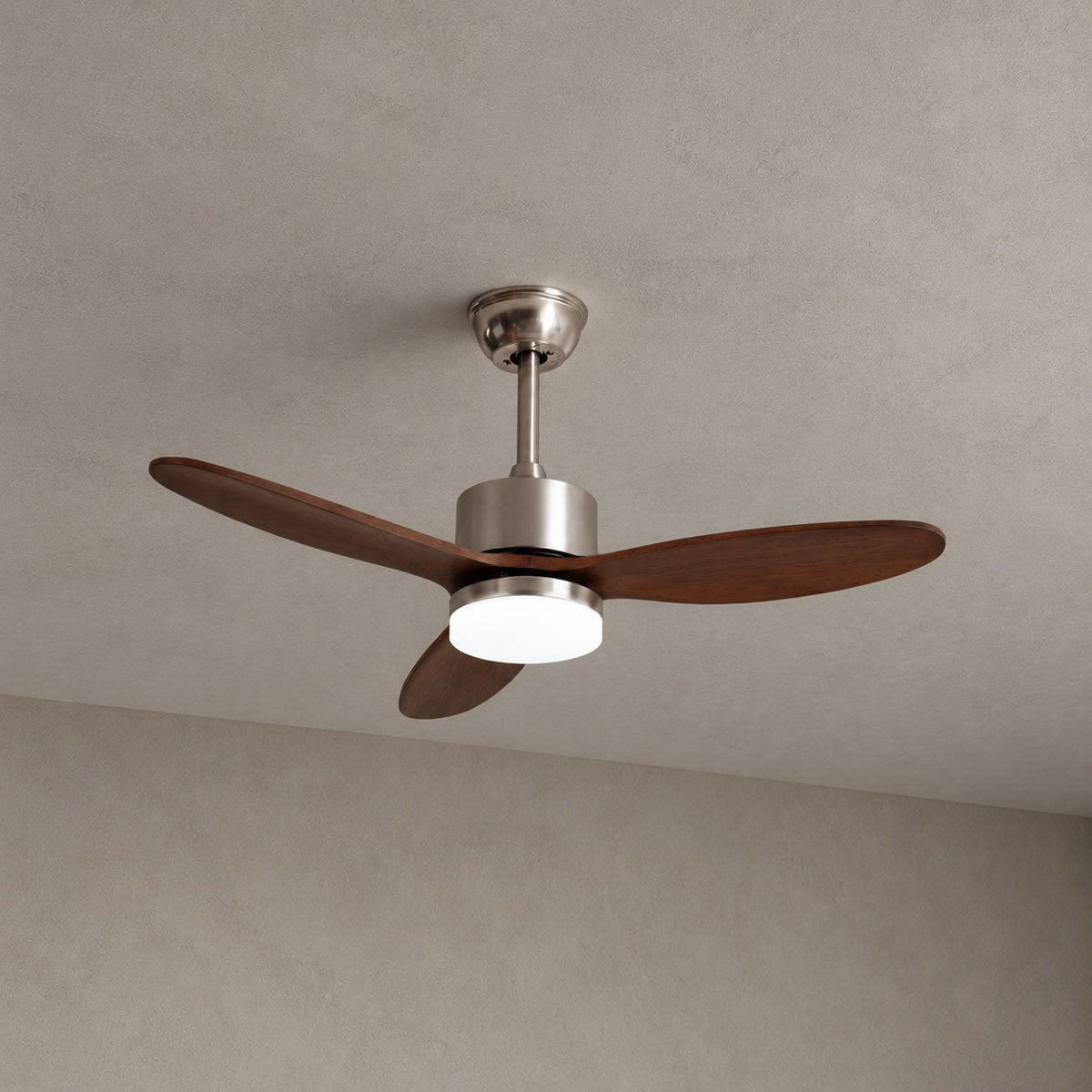 Ventilador de techo con luz Estelia en un salón moderno – imagen 22