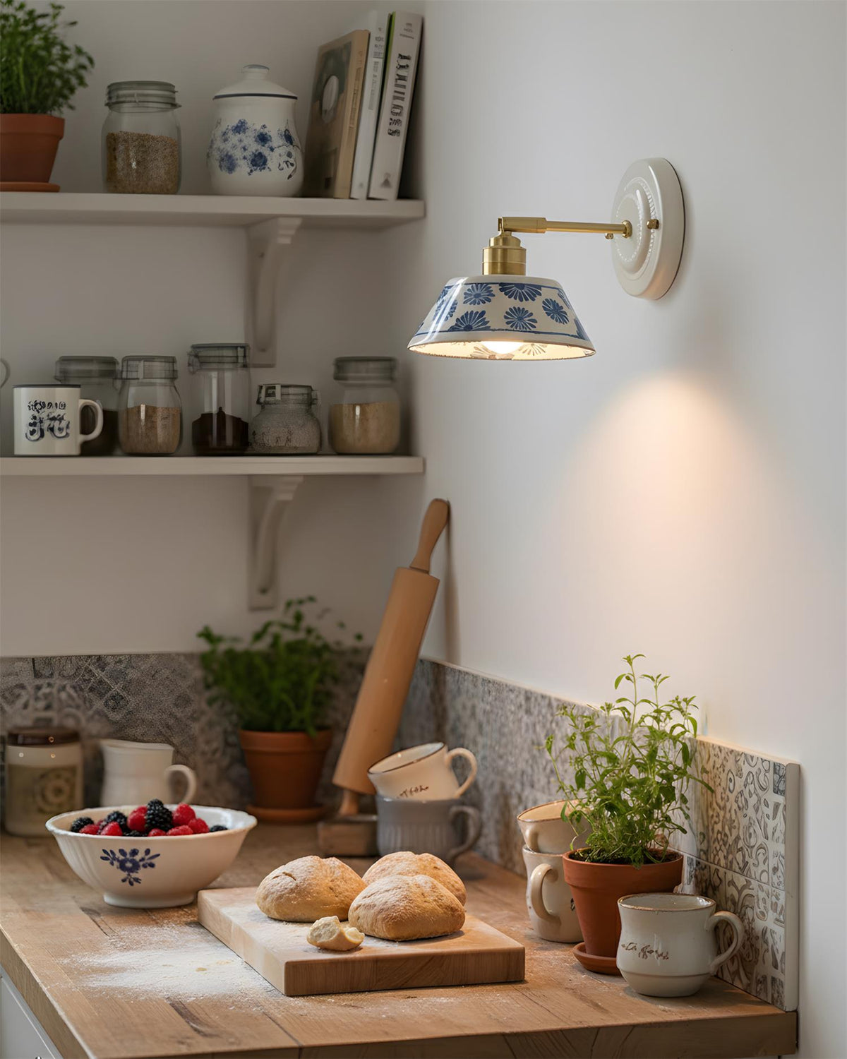Aplique de pared de cerámica pintada Krenola – en una cocina