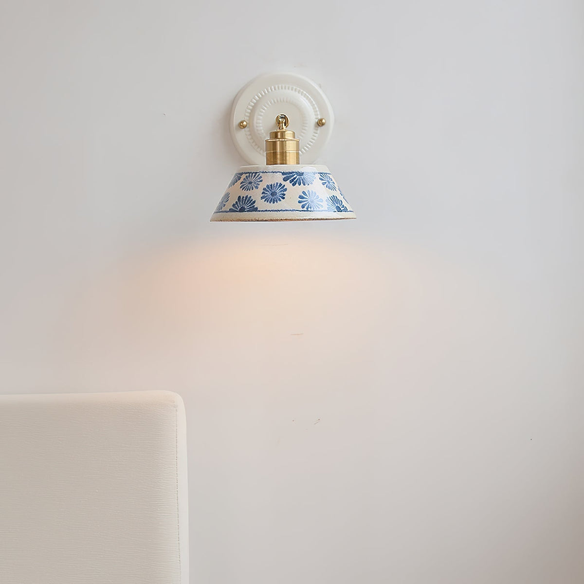 Aplique de pared de cerámica pintada Krenola en un interior mediterráneo – imagen 14