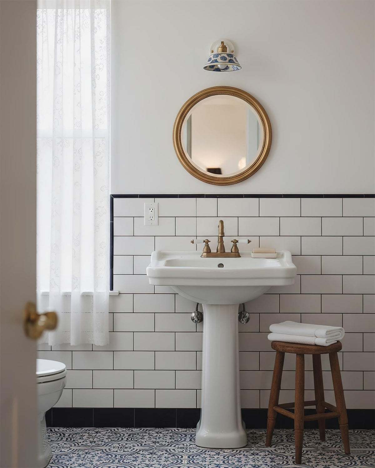 Aplique de pared de cerámica pintada Krenola – en un baño