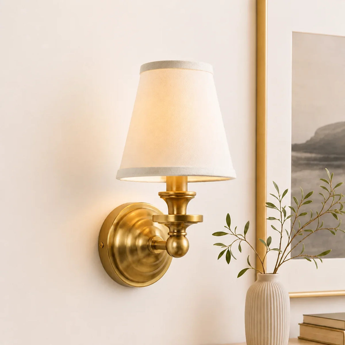 Aplique de pared retro Brezina junto a un cabecero – imagen 19