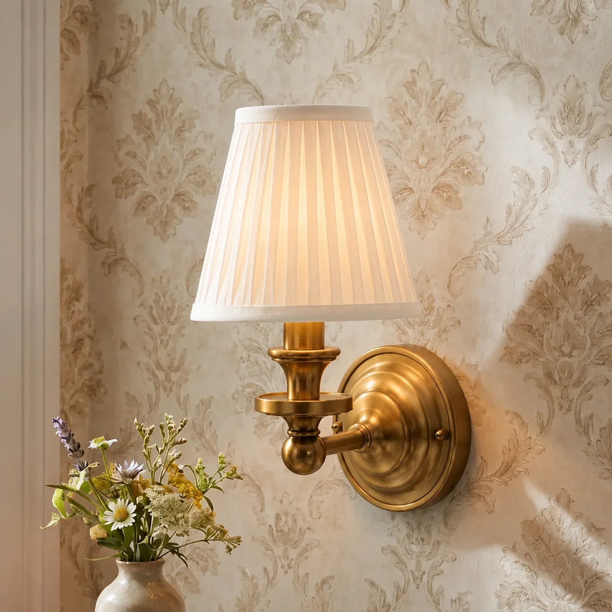 Aplique de pared retro Brezina junto a un cabecero – imagen 21