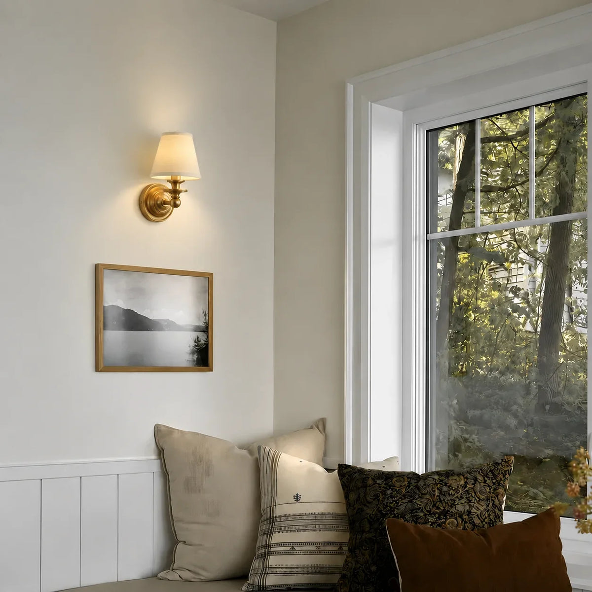 Aplique de pared retro Brezina junto a un cabecero – imagen 15