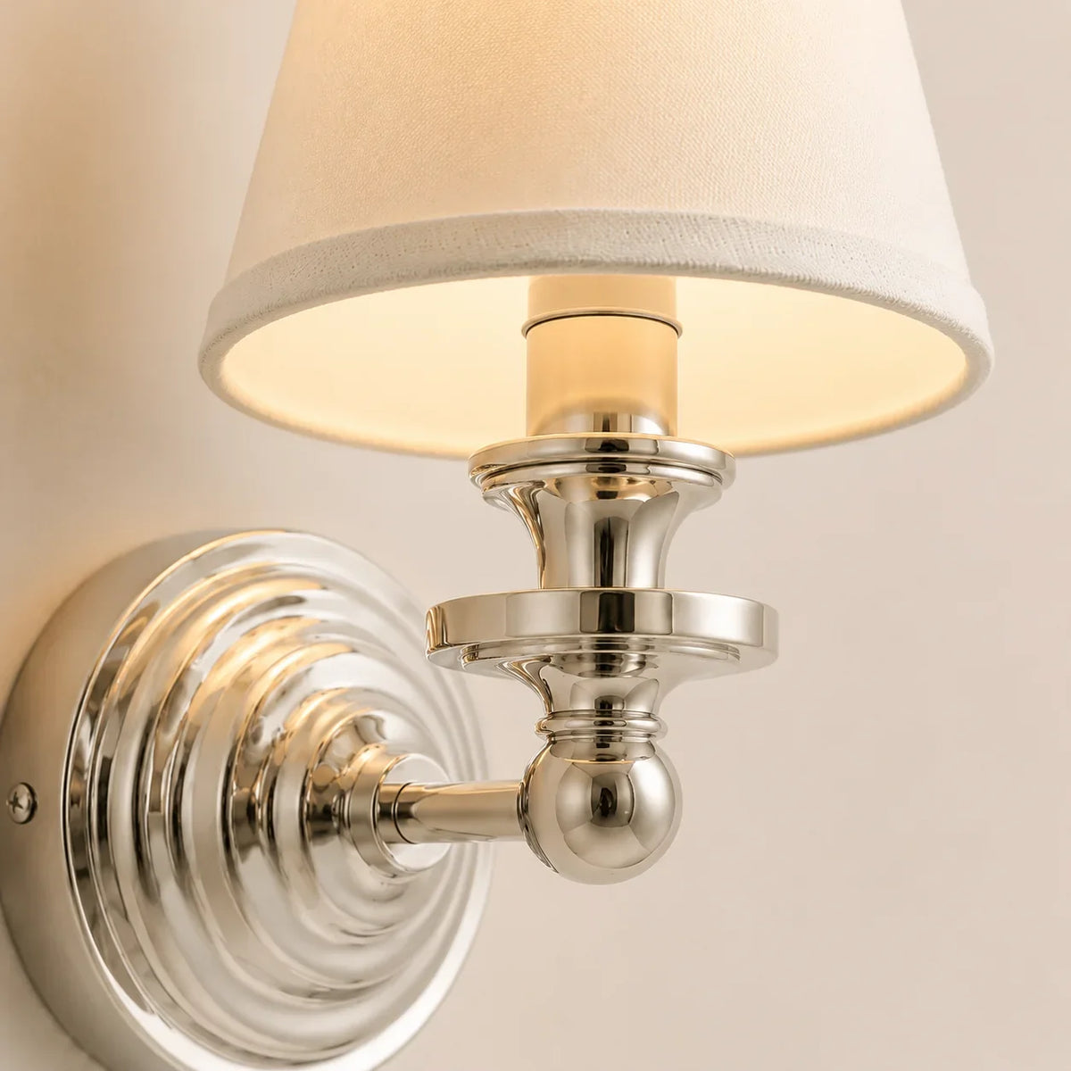 Aplique de pared retro Brezina junto a un cabecero – imagen 36