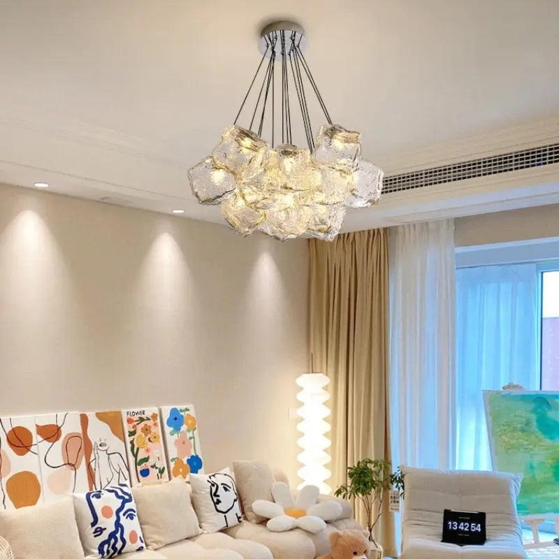 Lámpara de araña de cristal efecto hielo Gelina – en un salón luminoso