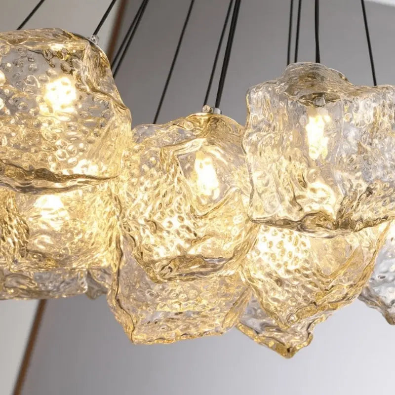 Lámpara de araña de cristal efecto hielo Gelina – detalle de las pantallas de cristal encendidas
