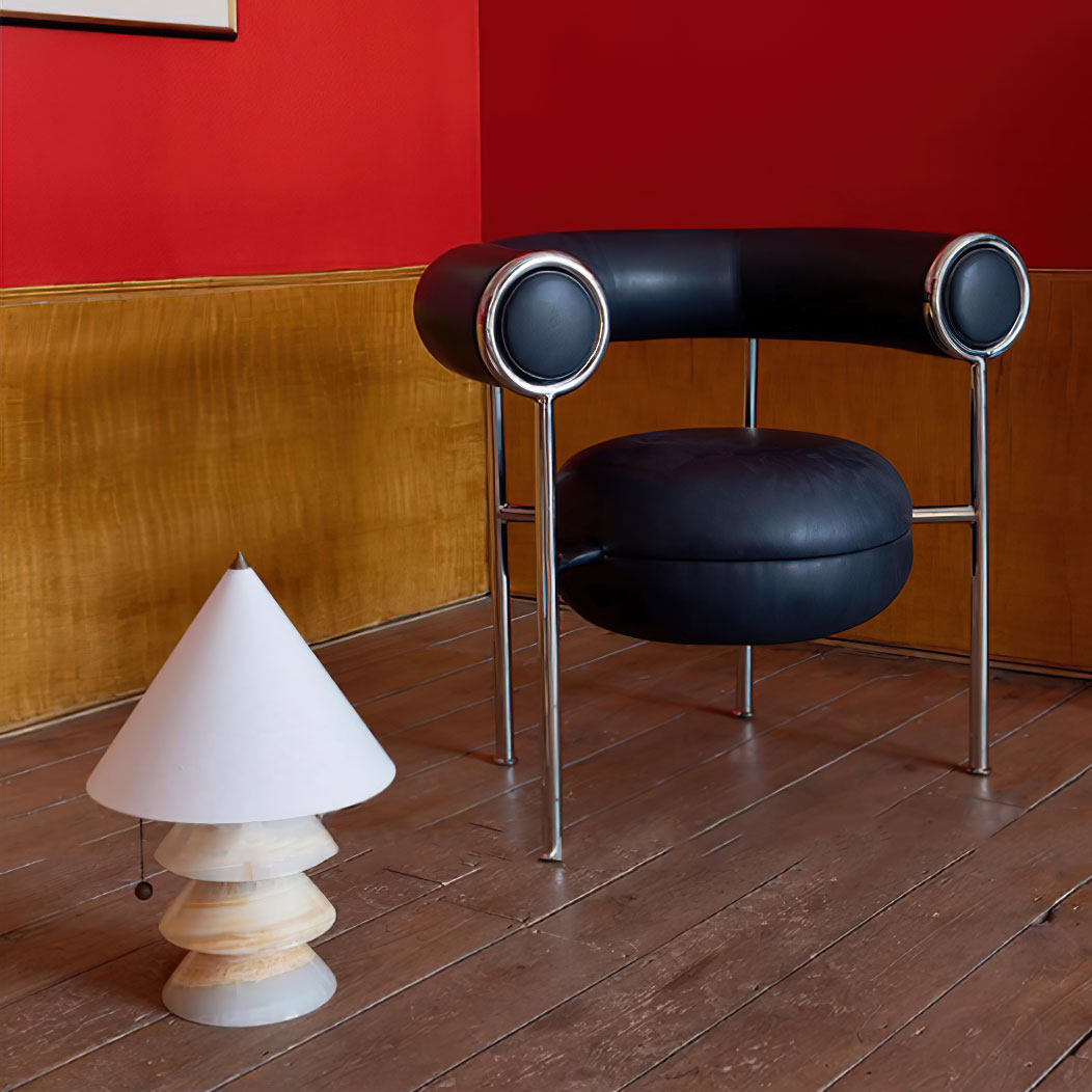 Lámpara de mesa de mármol Zigura – junto a un sillón