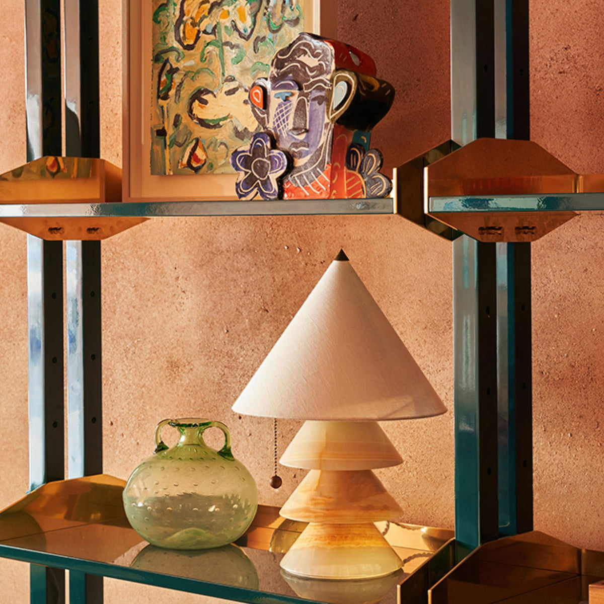 Lámpara de mesa de mármol Zigura – en una estantería de cristal