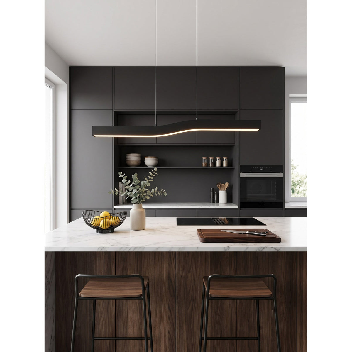 Lámpara colgante lineal LED Brisaro sobre una mesa de comedor – imagen 12