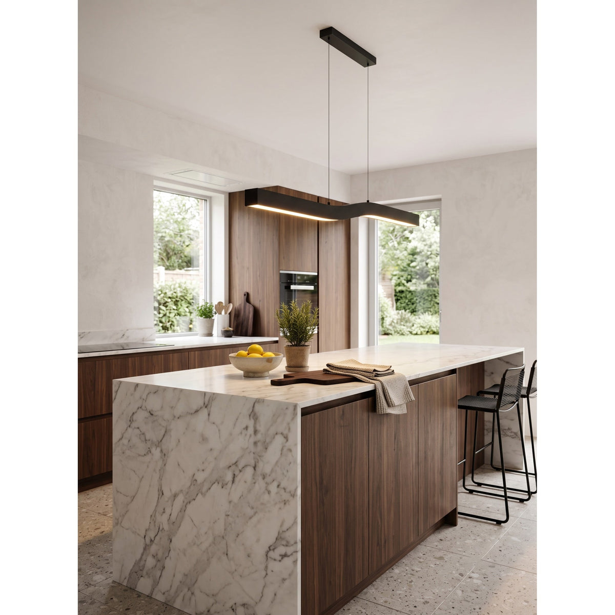 Lámpara colgante lineal LED Brisaro sobre una mesa de comedor – imagen 15