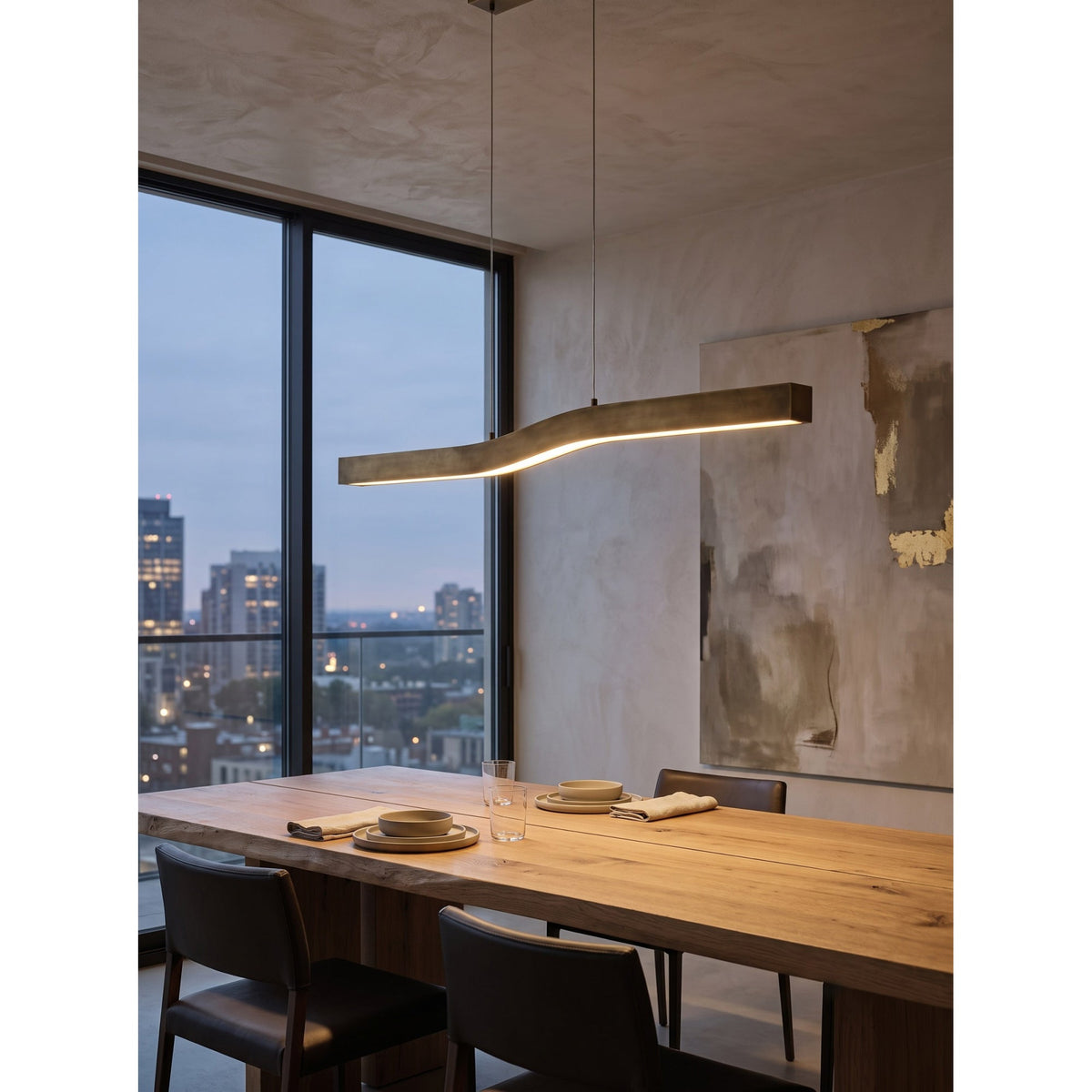 Lámpara colgante lineal LED Brisaro sobre una mesa de comedor – imagen 16