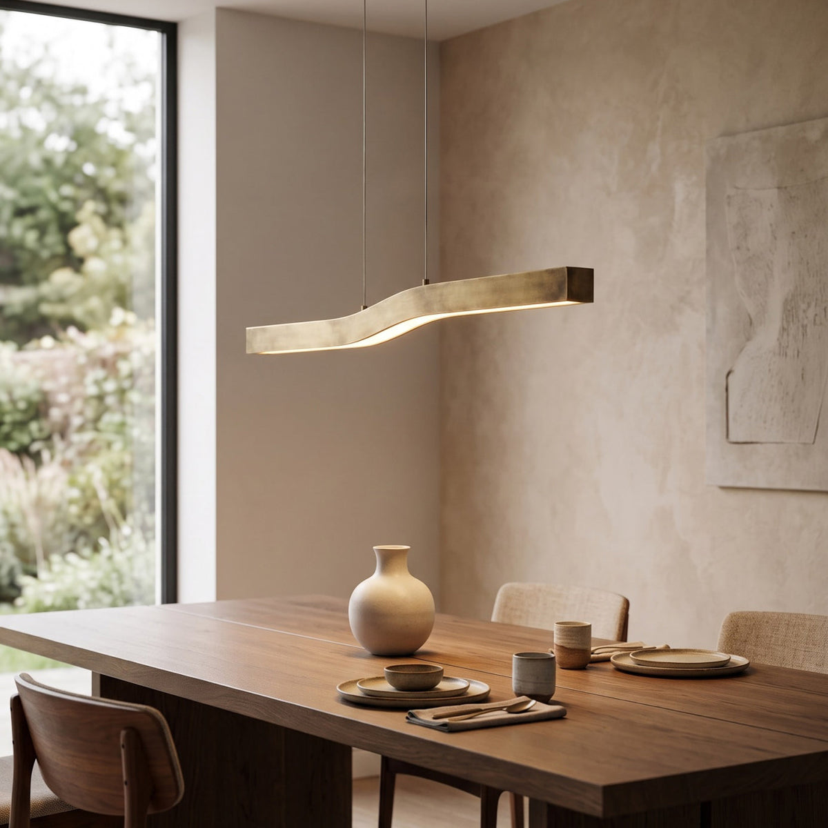 Lámpara colgante lineal LED Brisaro sobre una mesa de comedor – imagen 6