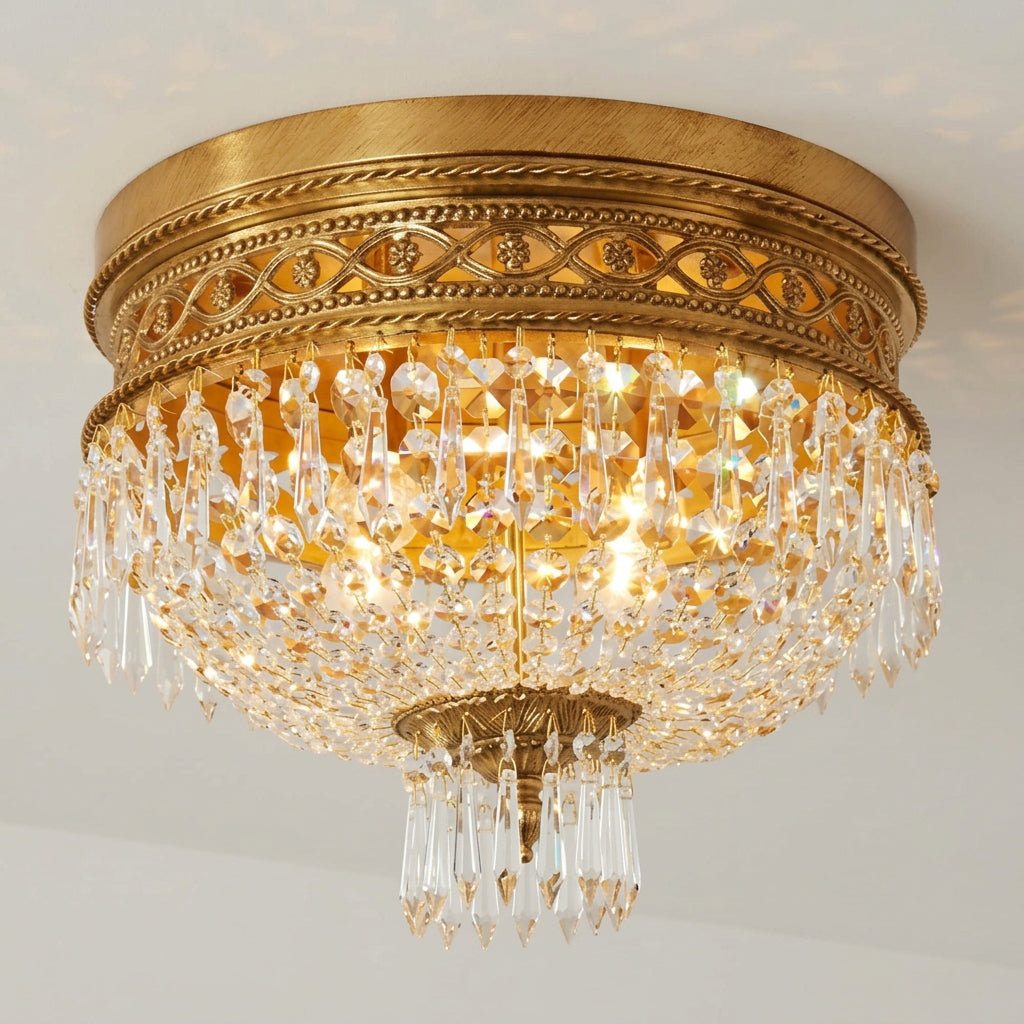 Plafón de techo de cristal y latón Brocela – detalle del aro de latón calado encendido