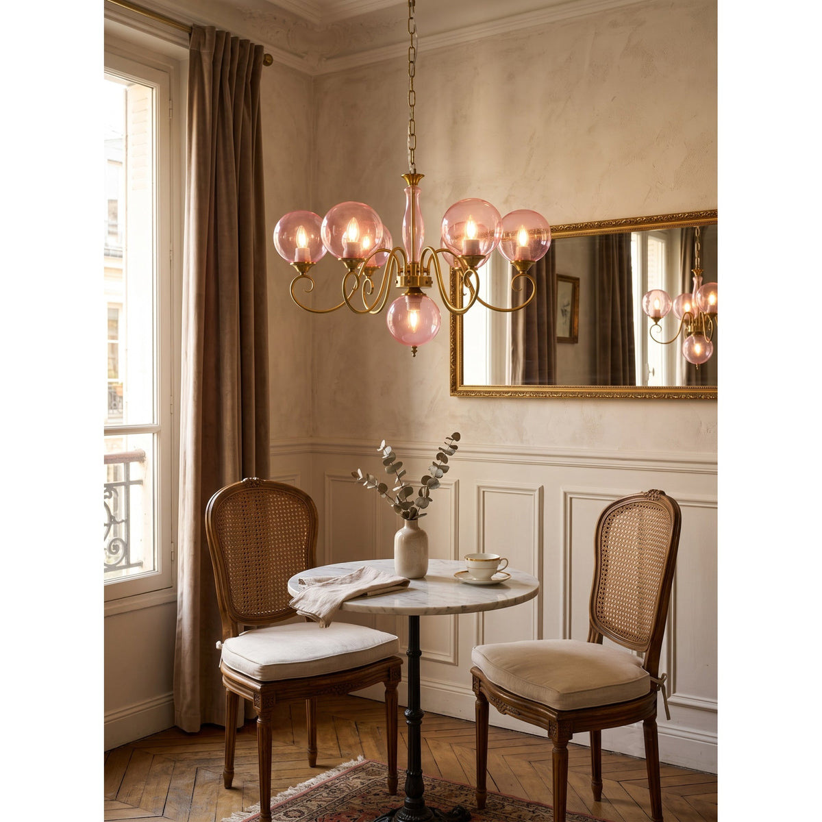 Lámpara de araña de latón Iselda en un comedor clásico – imagen 14