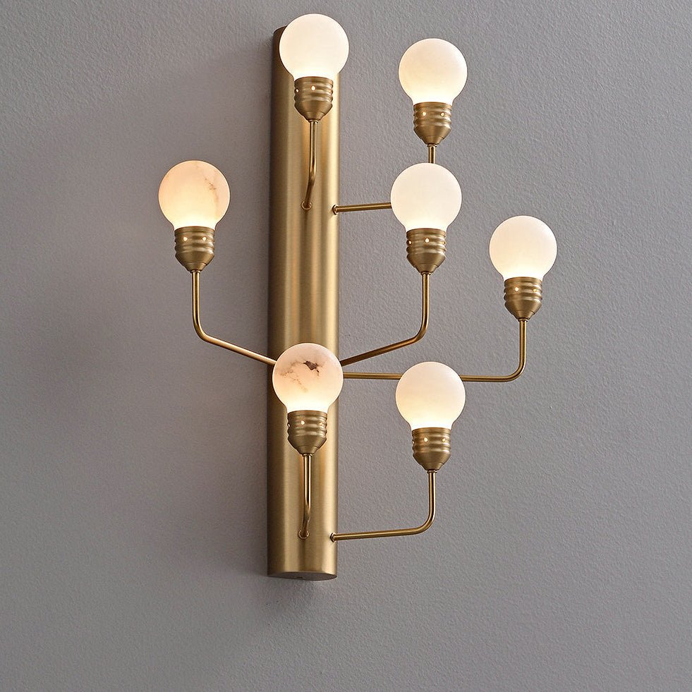 Aplique de pared de globos de alabastro Jirela – encendido sobre una pared gris