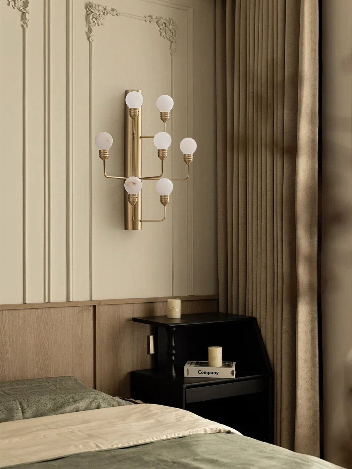 Aplique de pared de globos de alabastro Jirela – junto a la cama en un dormitorio