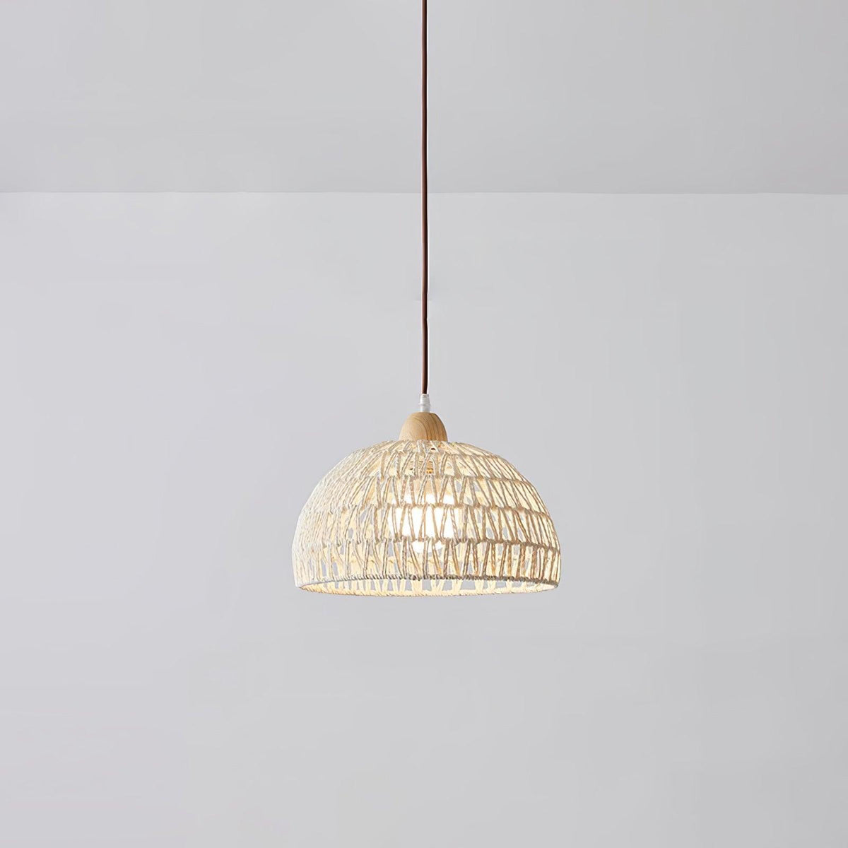 Lámpara colgante de ratán Bovela en un interior natural y luminoso – imagen 10