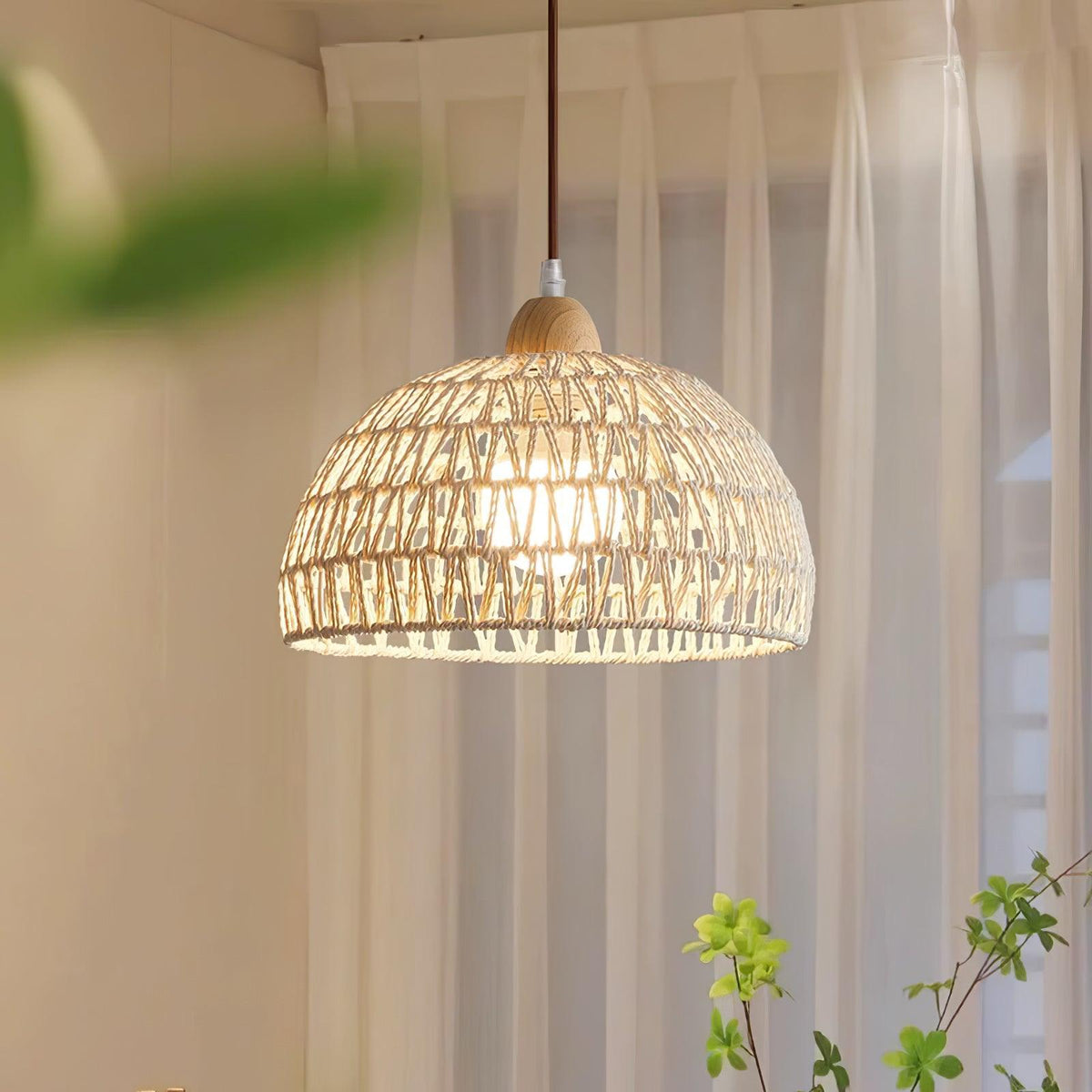 Lámpara colgante de ratán Bovela en un interior natural y luminoso – imagen 3