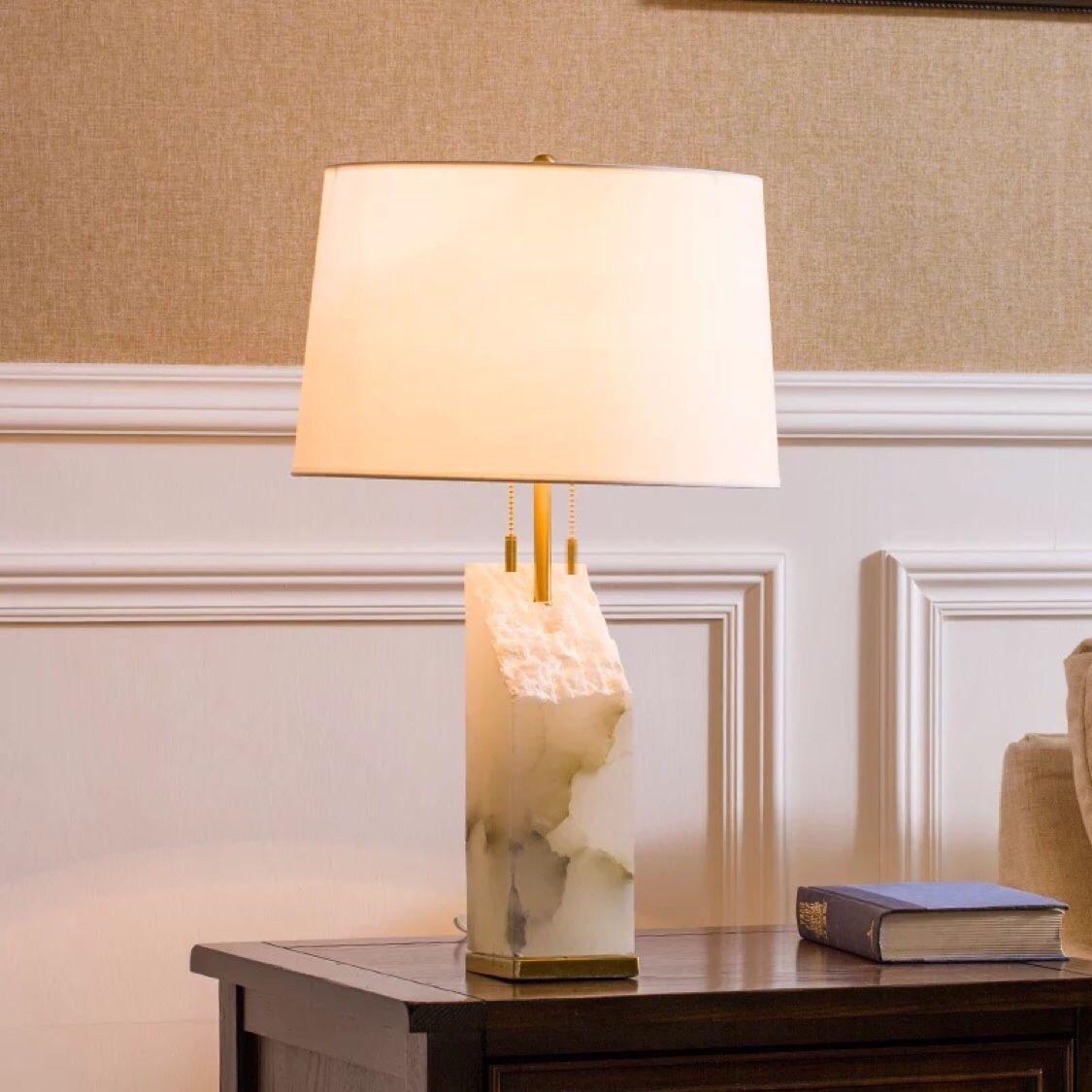 Lámpara de mesa de alabastro Tallisa en un salón luminoso – imagen 7