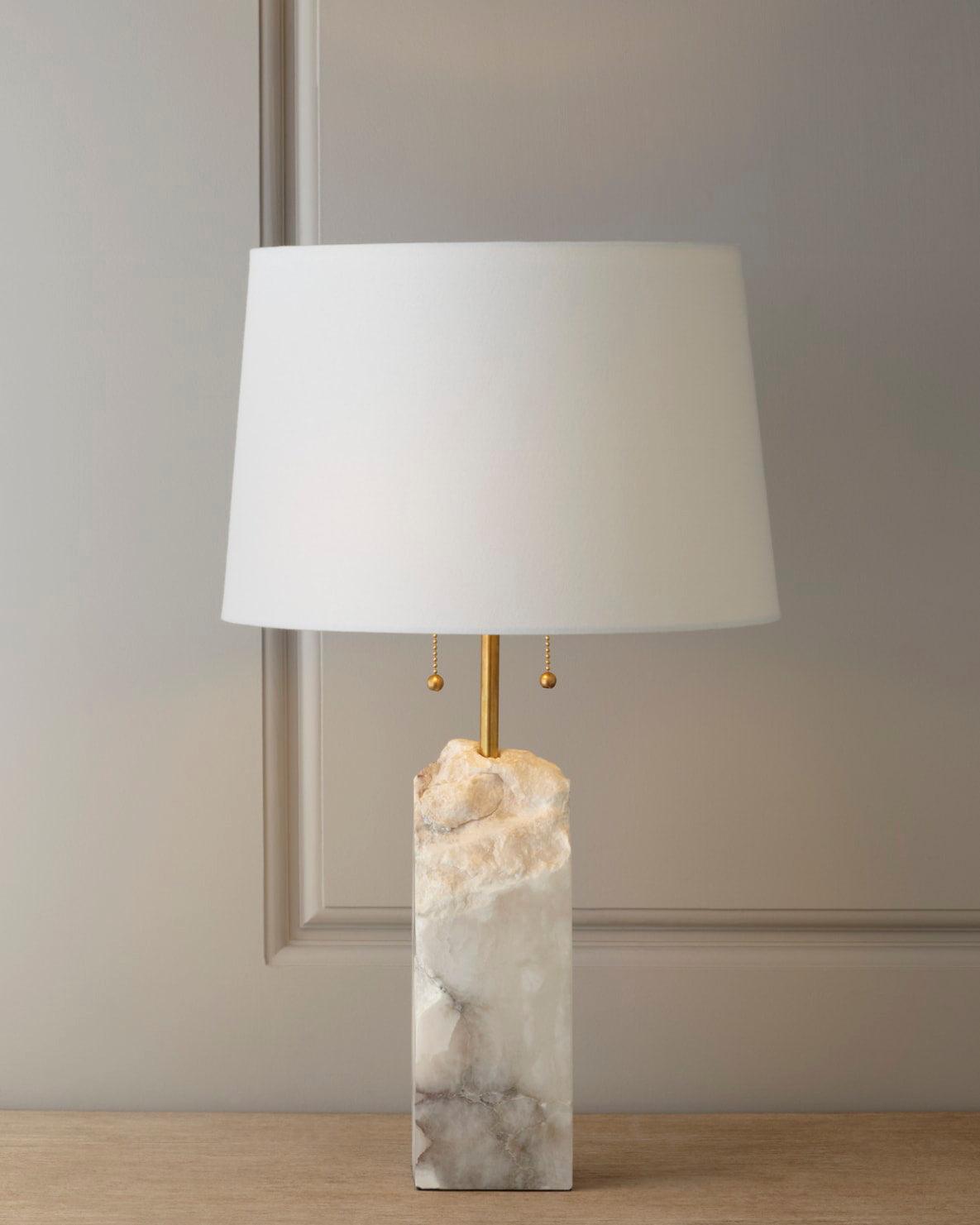 Lámpara de mesa de alabastro Tallisa en un salón luminoso – imagen 5